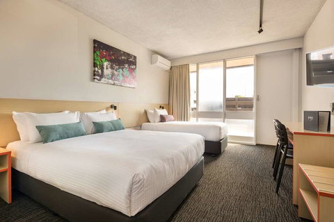 Nightcap At Waltzing Matilda Hotel - QLD Tourism 2