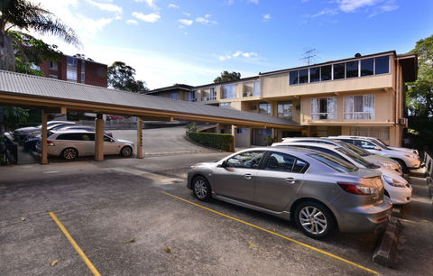 Twin Towers Inn - Queensland Tourism 1