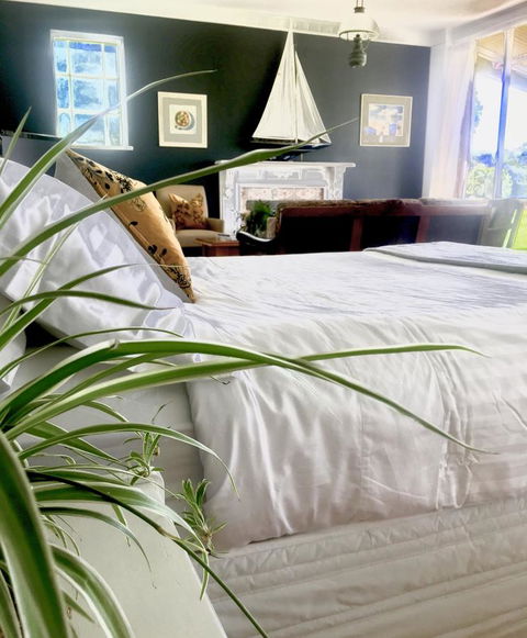 The Lake House Retreat - QLD Tourism 6
