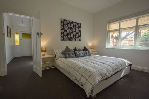 Cowan Street Bungalow - QLD Tourism 0