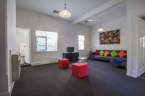 Cowan Street Bungalow - QLD Tourism 6