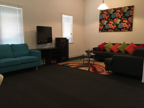Cowan Street Bungalow - QLD Tourism 7