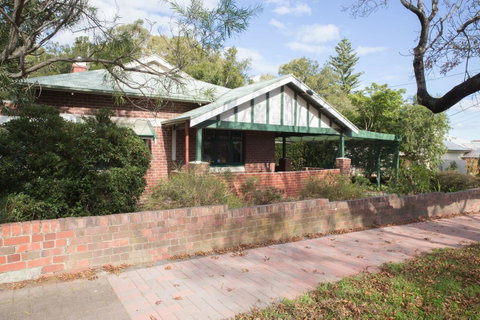 Cowan Street Bungalow - QLD Tourism 13