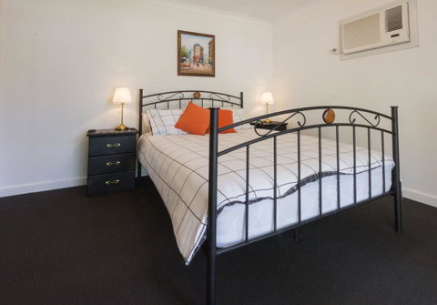 Cowan Street Bungalow - QLD Tourism 5