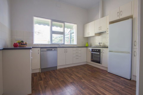Cowan Street Bungalow - QLD Tourism 11