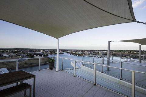 Wallaroo Marina Apartments - QLD Tourism 34