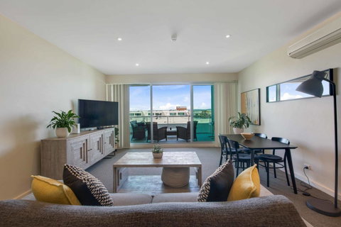 Port Adelaide Executive Waterfront Apartment - QLD Tourism 21