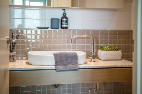 Port Adelaide Executive Waterfront Apartment - QLD Tourism 5