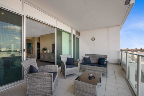 Port Adelaide Executive Waterfront Apartment - QLD Tourism 24