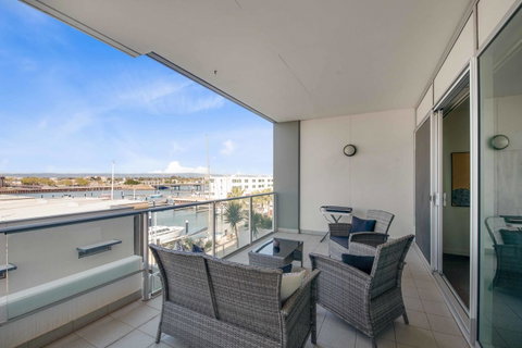 Port Adelaide Executive Waterfront Apartment - QLD Tourism 25
