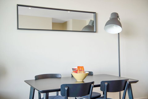 Port Adelaide Executive Waterfront Apartment - QLD Tourism 12