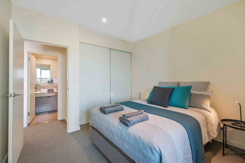 Port Adelaide Executive Waterfront Apartment - QLD Tourism 3