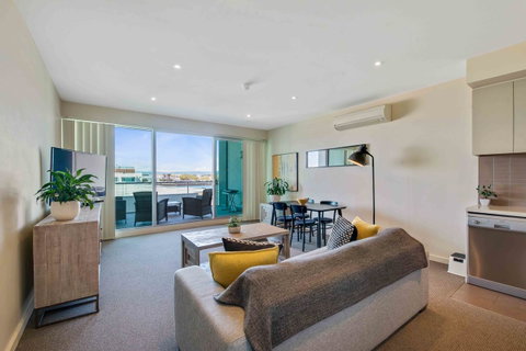 Port Adelaide Executive Waterfront Apartment - QLD Tourism 1