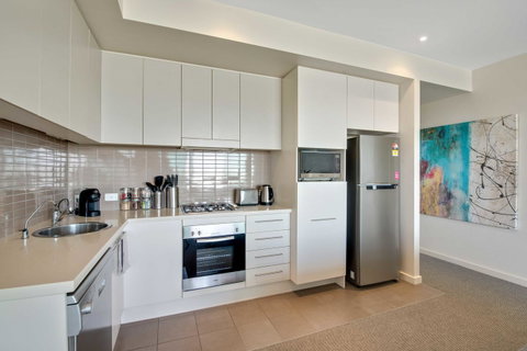 Port Adelaide Executive Waterfront Apartment - QLD Tourism 8