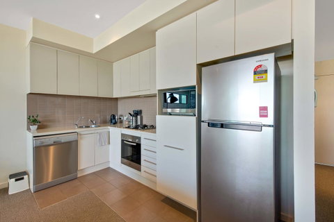 Port Adelaide Executive Waterfront Apartment - QLD Tourism 6
