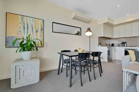 Port Adelaide Executive Waterfront Apartment - QLD Tourism 13