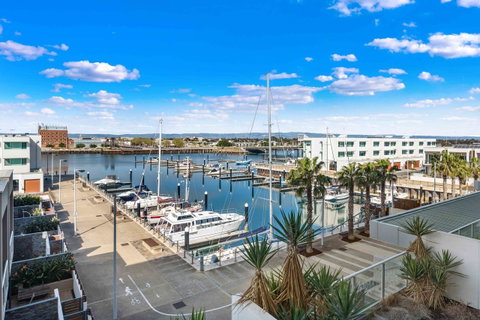 Port Adelaide Executive Waterfront Apartment - QLD Tourism 0