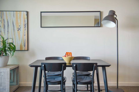 Port Adelaide Executive Waterfront Apartment - QLD Tourism 11