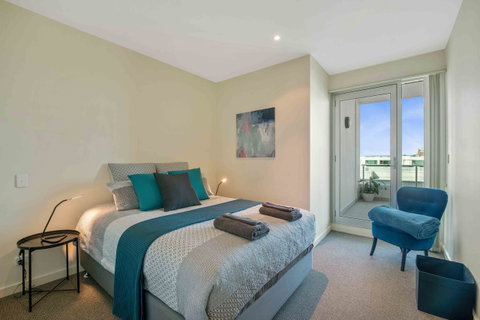Port Adelaide Executive Waterfront Apartment - QLD Tourism 2