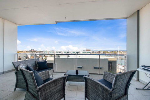 Port Adelaide Executive Waterfront Apartment - QLD Tourism 23