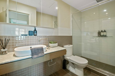 Port Adelaide Executive Waterfront Apartment - QLD Tourism 4