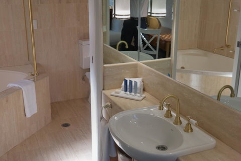 Pacific Bay Resort - QLD Tourism 1