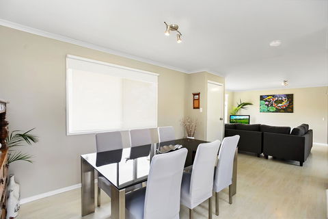 Ainslie Roberts Drive Retreat - QLD Tourism 1