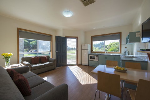 The Retreat West Beach Parks - QLD Tourism 23