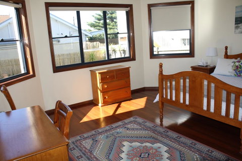 Serenity On Narrabeen Beach - 1Bdr Beachside Retreat - QLD Tourism 3