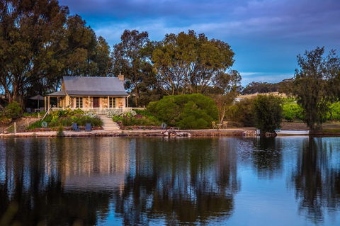 Stonewell Cottages And Vineyards - QLD Tourism 0