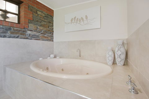 Stonewell Cottages And Vineyards - QLD Tourism 23