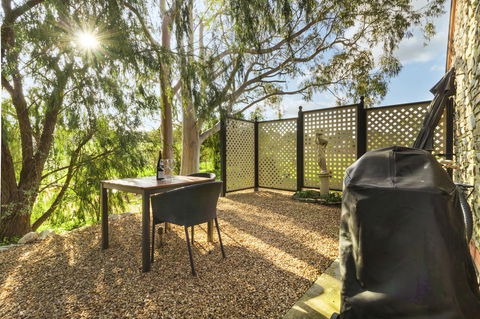 Stonewell Cottages And Vineyards - QLD Tourism 17