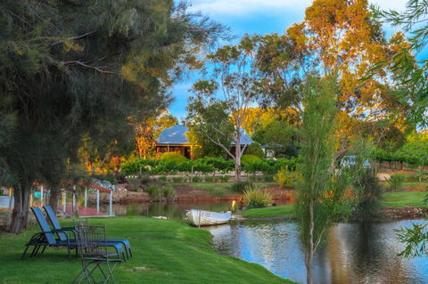 Stonewell Cottages And Vineyards - QLD Tourism 16