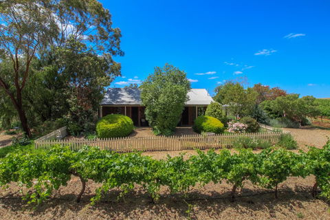 Stonewell Cottages And Vineyards - QLD Tourism 15