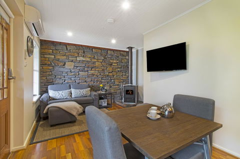 Stonewell Cottages And Vineyards - QLD Tourism 13