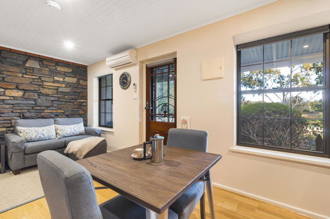 Stonewell Cottages And Vineyards - QLD Tourism 34