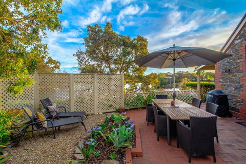 Stonewell Cottages And Vineyards - QLD Tourism 7