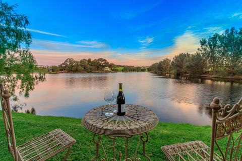 Stonewell Cottages And Vineyards - QLD Tourism 1