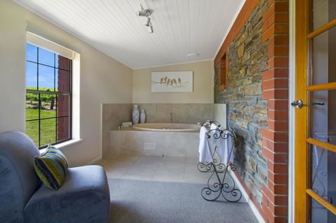 Stonewell Cottages And Vineyards - QLD Tourism 29