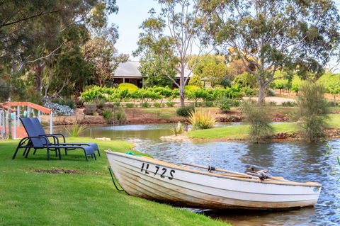 Stonewell Cottages And Vineyards - QLD Tourism 10