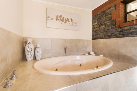 Stonewell Cottages And Vineyards - QLD Tourism 35