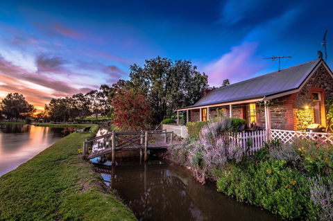 Stonewell Cottages And Vineyards - QLD Tourism 39