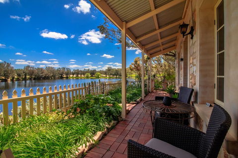 Stonewell Cottages And Vineyards - QLD Tourism 3