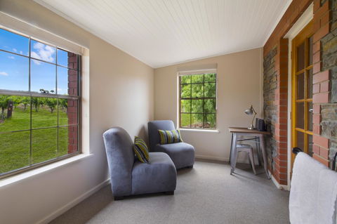 Stonewell Cottages And Vineyards - QLD Tourism 20