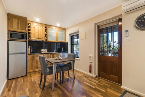 Stonewell Cottages And Vineyards - QLD Tourism 11
