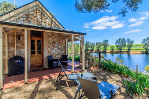 Stonewell Cottages And Vineyards - QLD Tourism 2
