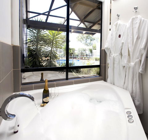 Majestic Oasis Apartments - QLD Tourism 9