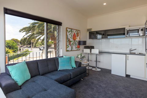 Bay 10 - Suites And Apartments - QLD Tourism 6
