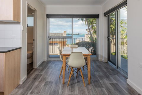 Bay 10 - Suites And Apartments - QLD Tourism 12