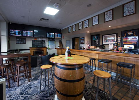Nightcap At Rose & Crown Hotel - Queensland Tourism 7